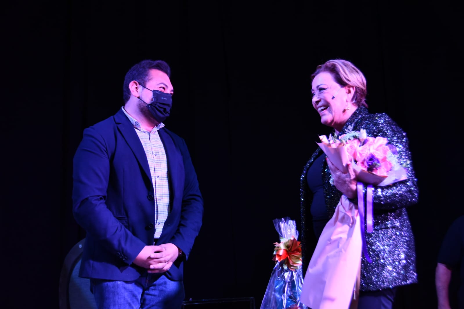 Deleita a huamantlecos la actriz Sylvia Pasquel con su monólogo ‘No seré feliz, pero tengo marido’